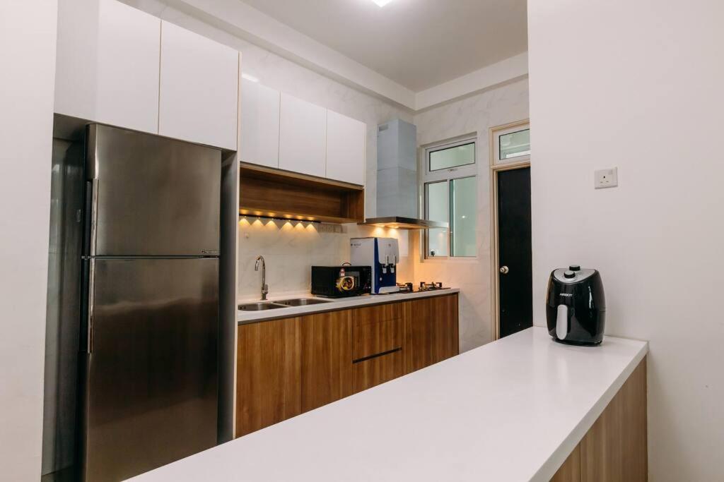 Twin Galaxy Ksl 6pax Cozy Netflix Apartment Johor Bahru